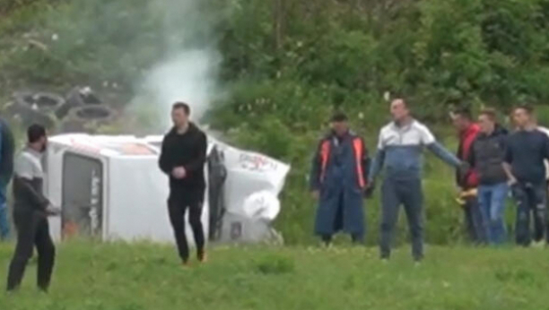 UZNEMIRUJUĆI SNIMAK POGIBIJE VOZAČA NA TRCI U KRALJEVU Vladimir Šekularac izleteo sa staze, vatrogasci sekli smrskani automobil (VIDEO)