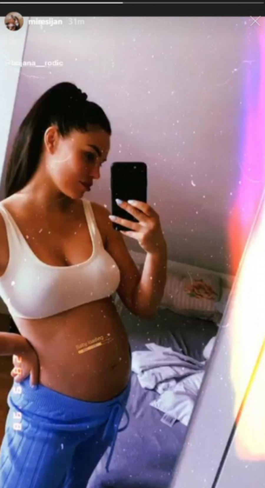 MIRKO ŠIJAN OBJAVIO FOTKU BUDUĆE MAME Bojana Rodić u ultra kratkom topu pokazala trudnički stomak, budući roditelji raznežili sve redom!