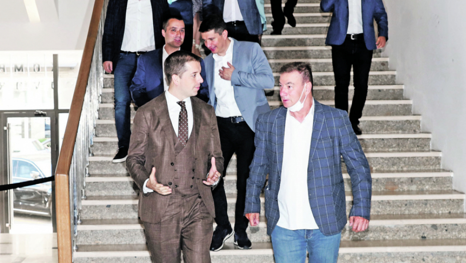 FUNKCIONERI SNS-A NAPRAVILI MODNU POMETNJU NA GLAVNOM ODBORU: Babić metro, a Đurić retro!