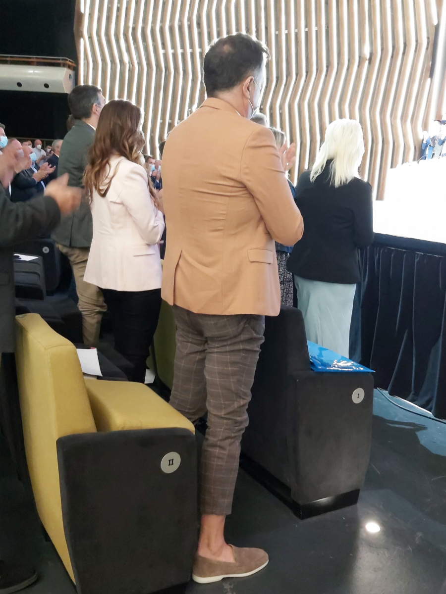 FUNKCIONERI SNS-A NAPRAVILI MODNU POMETNJU NA GLAVNOM ODBORU: Babić metro, a Đurić retro!