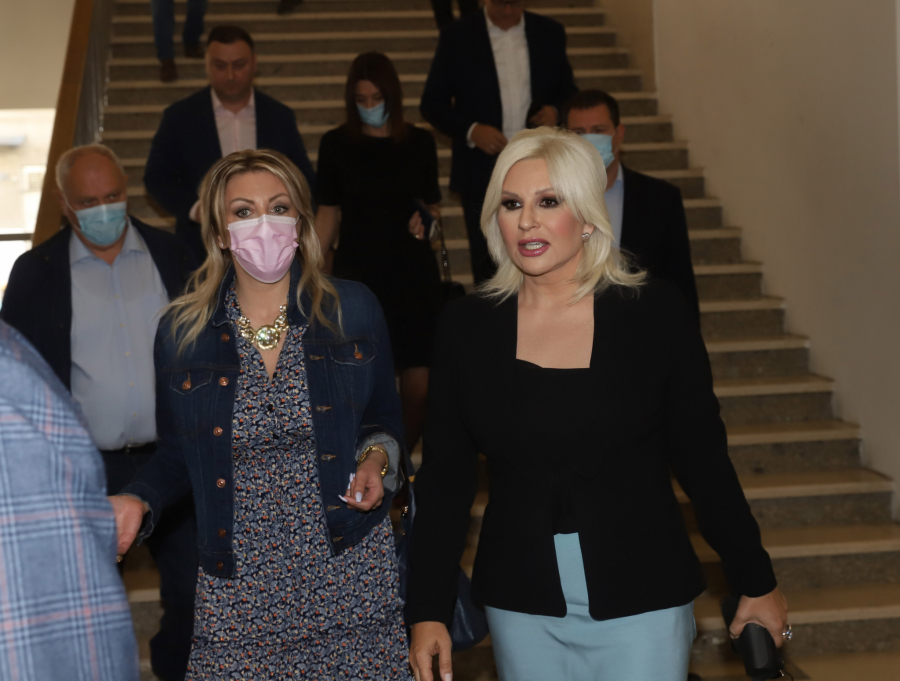 FUNKCIONERI SNS-A NAPRAVILI MODNU POMETNJU NA GLAVNOM ODBORU: Babić metro, a Đurić retro!