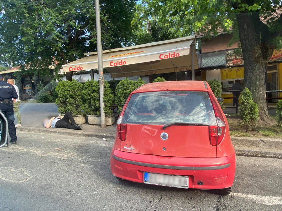 Saobraćajna nesreća u Ustaničkoj ulici: Delovi automobila se rasuli svuda - čovek bez svesti leži na betonu! (FOTO)