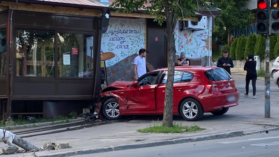 Saobraćajna nesreća u Ustaničkoj ulici: Delovi automobila se rasuli svuda - čovek bez svesti leži na betonu! (FOTO)
