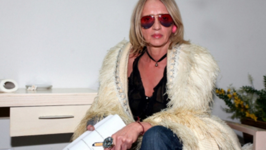 ŽIVI KAO PODSTANAR SA SEDAM MAČAKA I NAŠLI SU JOJ SEKIRU U TORBI Bebi Dol nekada je bila velika zvezda, a danas bukvalno preživljava