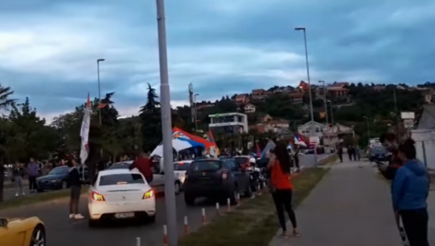 I VEČERAS SE SLAVILO  Trobojke na ulicama Podgorice, narod oduševljen izborom mitropolita (VIDEO)