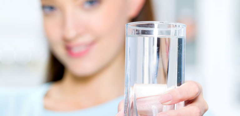 Svako jutro pre doručka popijte ČAŠU TOPLE SLANE VODE: Organizam će vam biti zahvalan