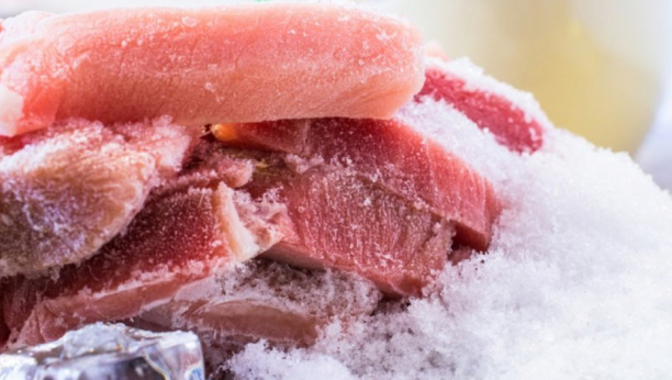 CAKA KOJA ĆE VAM OLAKŠATI ŽIVOT: Odmrznite meso za 10 minuta uz pomoć kašike šećera!