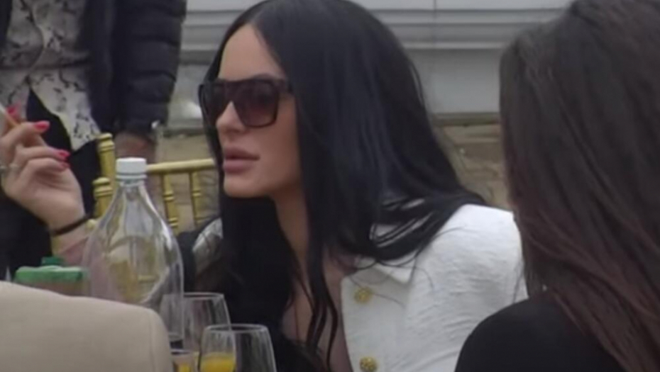 JOŠ SE NIJE RASPAKOVALA, A VEĆ SU SE POSVAĐALI Ša u žestokoj raspravi sa bivšom devojkom, pred svima joj uputio reči koje nije mogla ni da zamisli!