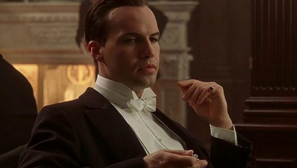 MAMIO JE UZDAHE! Ovako danas izgleda glavni negativac iz filma Titanik, glumac je totalno promenio izgled, a po jednoj stvari je i dalje prepoznatljiv! (FOTO)