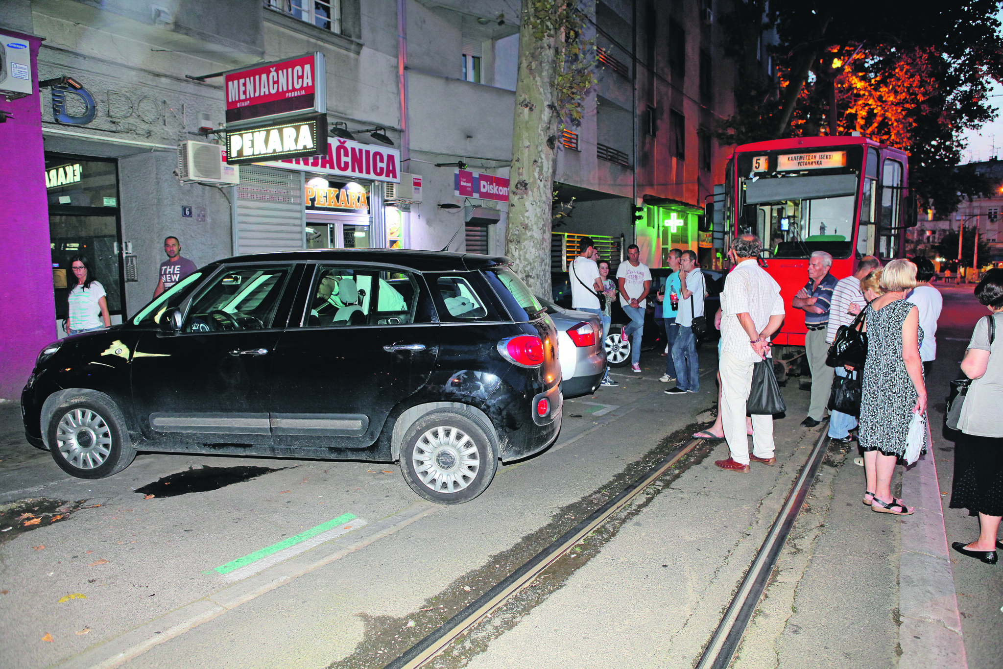 VOZAČI, OPREZNO! Nepropisno parkiranje može skupo da vas košta:  ZA KOLA NA TRAVI 25.000 dinara