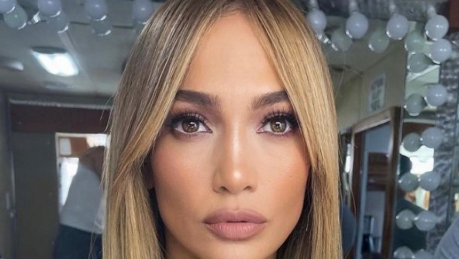 ZBOG NJE SU ŠIŠKE PONOVO U MODI: Kad vidite kako ih nosi zanosna Džej Lo, odmah ćete poželeti ovu ženstvenu frizuru