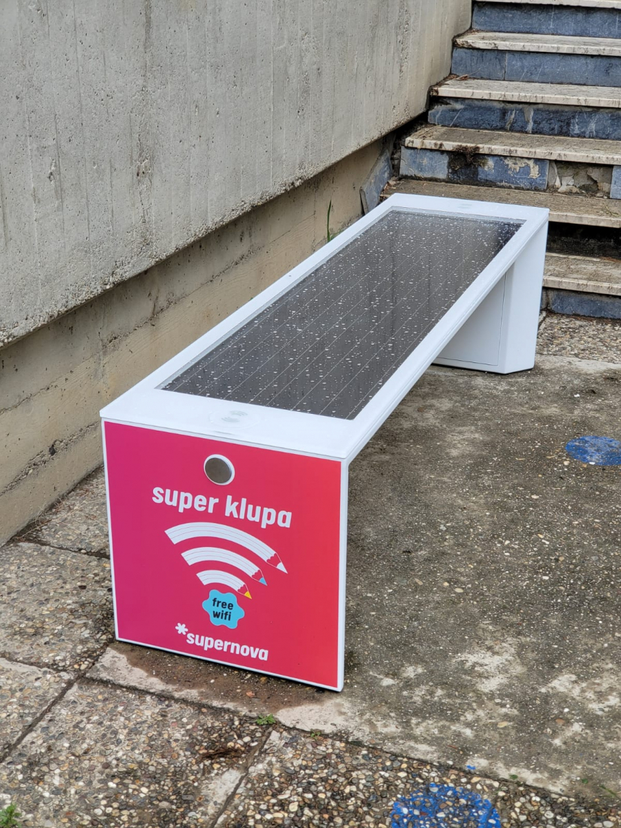 PAMETNA KLUPA STIGLA I U UMČARE: Jedanaest osnovnih škola u Srbiji dobilo Supernova pametne klupe