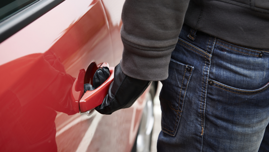 HAPŠENJE U BORU Ušli u tuđi BMW i ukrali 400 evra!