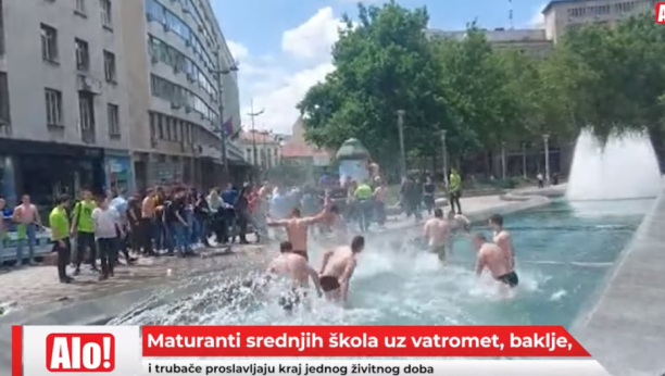 SVI NETREMICE POSMATRALI Građani mirno šetali centrom Beograda, a onda je naišla horda maturanata, poskidala se i uskočila u vodu (VIDEO)