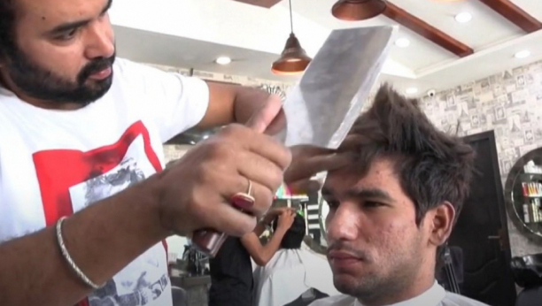 ADRENALINSKO ISKUSTVO KOD FRIZERA Najnovi trend je da ošišate kosu vatrom! (VIDEO)
