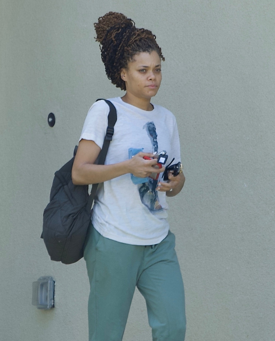 DA LI JE OVO ANĐELININA ZAMENICA? Bred Pit celu noć flertovao, pa razmenio broj telefona sa 21 godinu mlađom glumicom, evo kako izgleda zgodna Andra (FOTO)