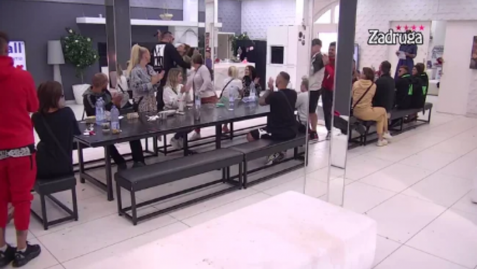 STIGLA PRINOVA U ZADRUGU Učesnik ne može da sakrije suze posle srećnih vesti, pljušte čestitke sa svih strana!