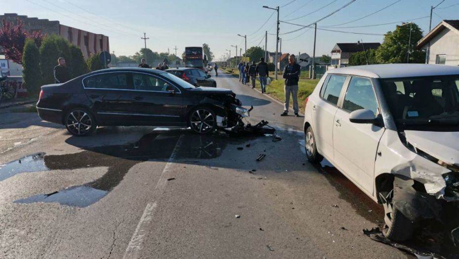 STRAVIČNA SAOBRAĆAJNA NESREĆA IZMEĐU BATAJNICE I NOVE PAZOVE Vozila prepolovljena, delovi rasuti po putu, saobraćaj zaustavljen (FOTO)