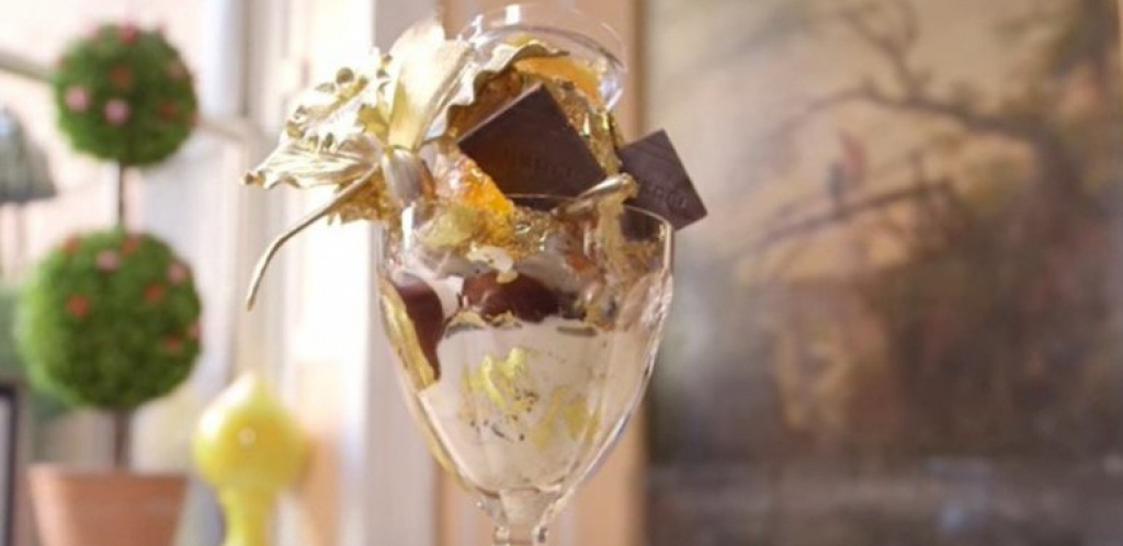NAJSKUPLJA POSLASTICA NA SVETU Ova čaša sladoleda košta više od 800 evra, ukrešen sa listićima zlata, vanilom sa Madagaskara, ali to nije sve! (VIDEO)