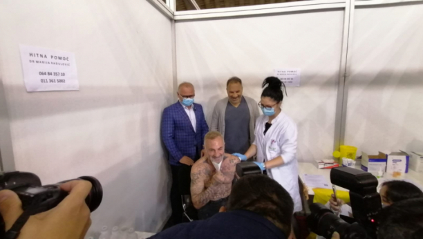 SLETEO PRIVATNIM AVIONOM! Italijanski milioner i miljenik žena stigao u Beograd po drugu dozu vakcine, Đanluka nasmejan pozirao sa fanovima! (FOTO)