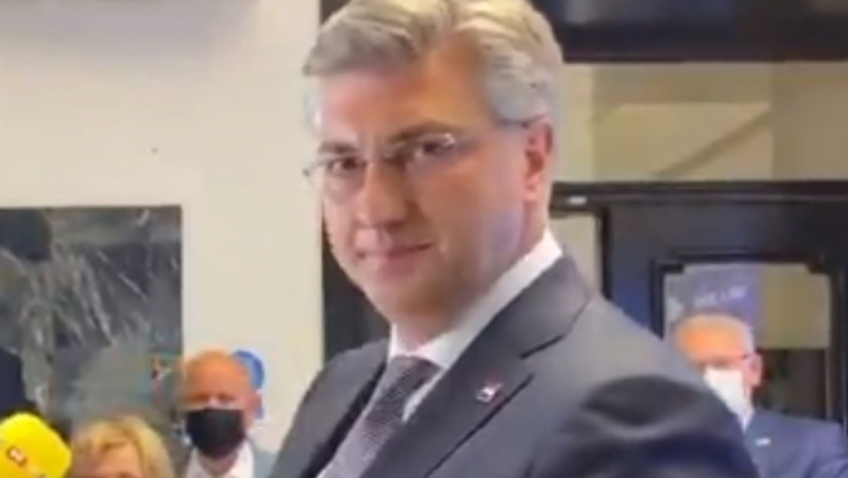 SKANDAL NA KONFERENCIJI Plenković odmeravao novinarku naočigled svih, region bruji o neobuzdanom premijeru! Šta nije u redu sa njim (VIDEO)