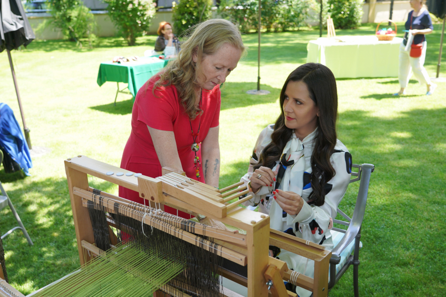 GODFRI ORGANIZOVAO IZLOŽBU RUKOTVORINA ŽENA IZ SRBIJE Tamara Vučić se oprobala u tkanju (FOTO)