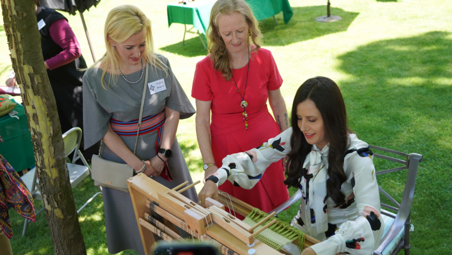 GODFRI ORGANIZOVAO IZLOŽBU RUKOTVORINA ŽENA IZ SRBIJE Tamara Vučić se oprobala u tkanju (FOTO)