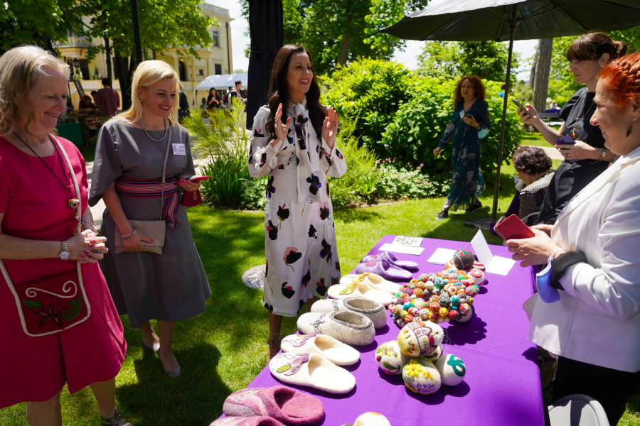 GODFRI ORGANIZOVAO IZLOŽBU RUKOTVORINA ŽENA IZ SRBIJE Tamara Vučić se oprobala u tkanju (FOTO)