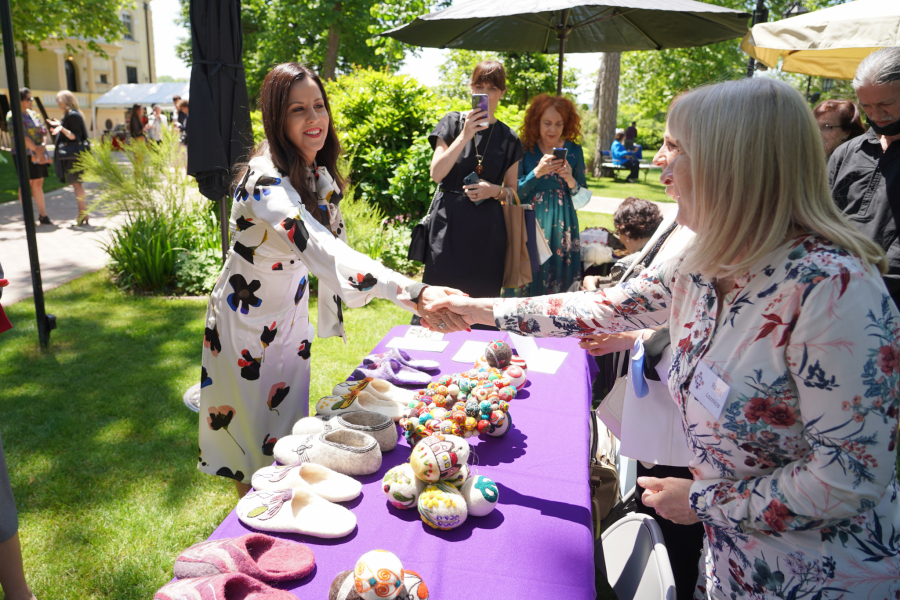 GODFRI ORGANIZOVAO IZLOŽBU RUKOTVORINA ŽENA IZ SRBIJE Tamara Vučić se oprobala u tkanju (FOTO)