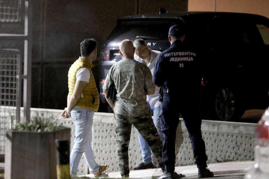 PRVE SLIKE PRIVOĐENJA JOVANOVIĆA! Čedomir razbio prozor lokala, njegov advokat tvrdi: Provocirali su ga navijači! (FOTO)