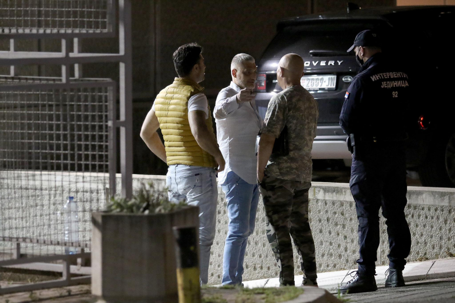 PRVE SLIKE PRIVOĐENJA JOVANOVIĆA! Čedomir razbio prozor lokala, njegov advokat tvrdi: Provocirali su ga navijači! (FOTO)