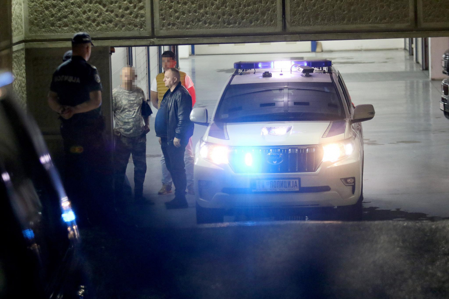 PRVE SLIKE PRIVOĐENJA JOVANOVIĆA! Čedomir razbio prozor lokala, njegov advokat tvrdi: Provocirali su ga navijači! (FOTO)