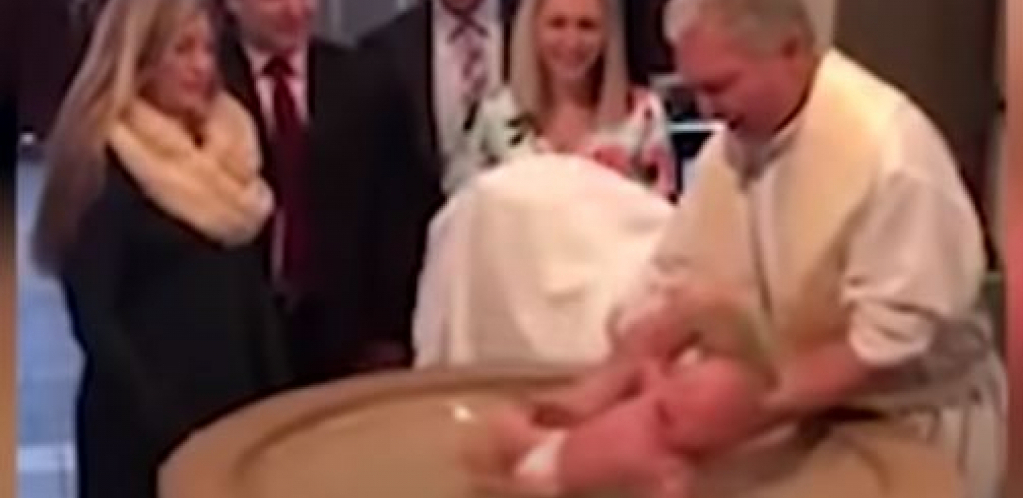 ZASTRAŠUJUĆI VIDEO Tek rođena beba na krštenju pada pravo na facu, svi su počeli da vrište dok je pop sklopljenih ruku stajao!