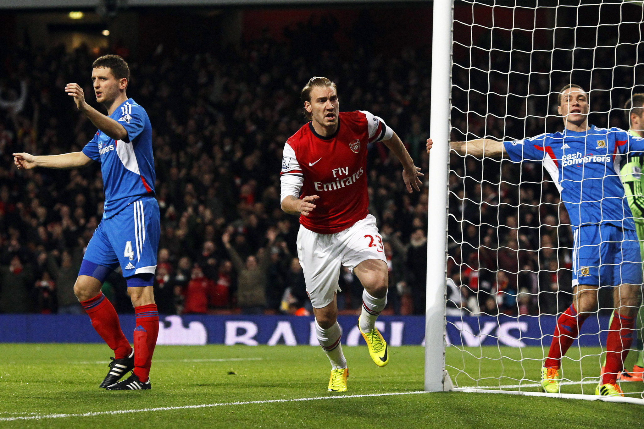 UMALO ZAVRŠIO U PARTIZANU, SKIDAO GAĆE U JAVNOSTI, NAPISAO KNJIGU! Postao je poznat po svojim skandalima, ušao u istoriju Arsenala, a sada odlučio da završi karijeru! (VIDEO)