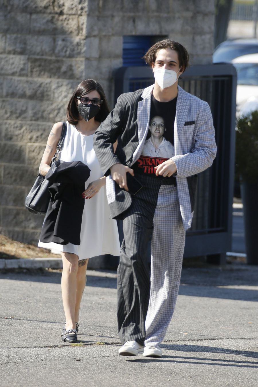 LUDO ZALJUBLJENI I SAVRŠENO STILIZOVANI Zgodni Damiano David prošetao sa devojkom, izgledom oduvali sve prisutne (FOTO)