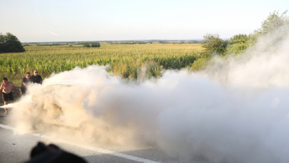 Kako ugasiti automobil u plamenu? Prvo isključite motor i sklonite se na drugu stranu