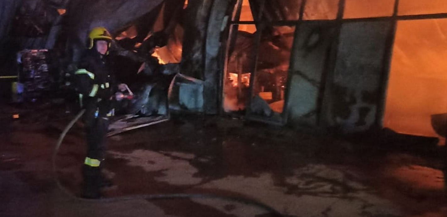 MAGACINI POTPUNO IZGORELI: Požar u Nišu sinoć gasilo 20 vatrogasaca, vatra progutala panele od iverice, viski i poker aparate