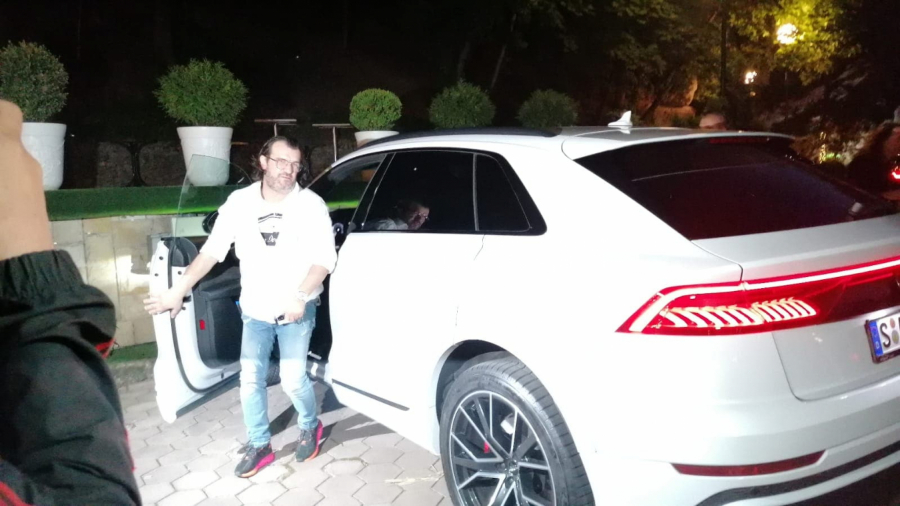 ŽURKA KAKVA SE NE PAMTI Lukas stigao na proslavu Željkovog rođendana, pevač oduševio stajlingom i belom zverkom kojom se dovezao (FOTO/VIDEO)