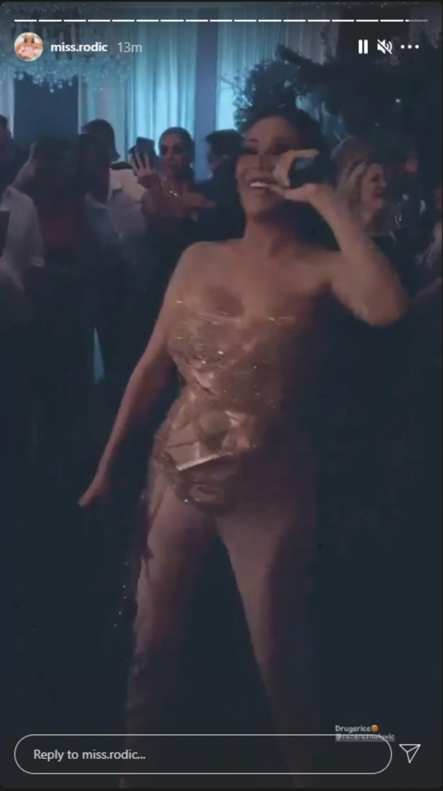 DUPLO SLAVLJE Bogdanin otac danas takođe slavi rođendan, Ceca u nikad izazovnijem izdanju se latila mikrofona i dovela atmosferu do usijanja (VIDEO)