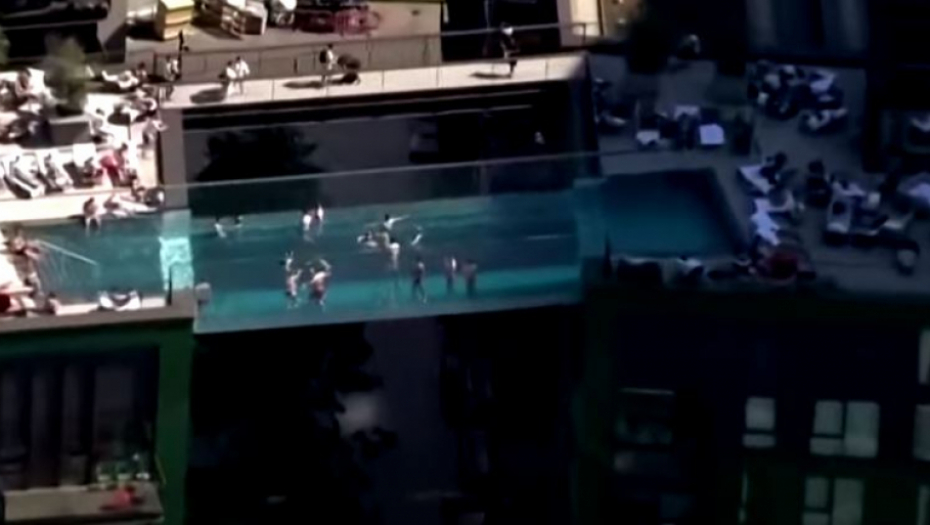 NEBESKI BAZEN OD STAKLA Nalazi se između dve zgrade na visini 35 metara: Retki se usuđuju da se okupaju ovde (VIDEO)