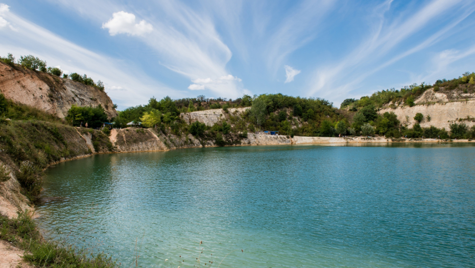 Bešenovačko jezero – Nazvano i Beli kamen je samo sat vremena od Beograda, odiše prirodnim lepotama, a turisti jure kako bi ga posetili
