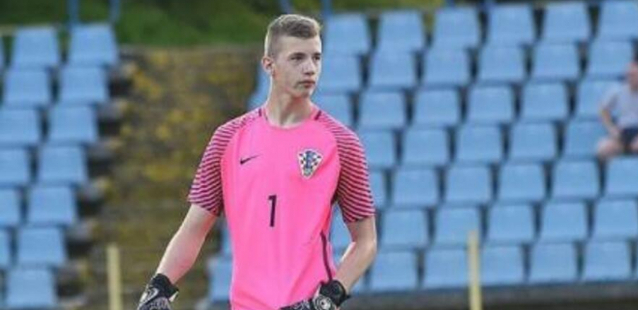 UNUK HRVATSKOG ZLOČINCA NOKAUTIRAN U SRBIJI! Uzeo broj 91 da bi se sećao dede, hitna pomoć morala da ga nosi sa terena! (FOTO)