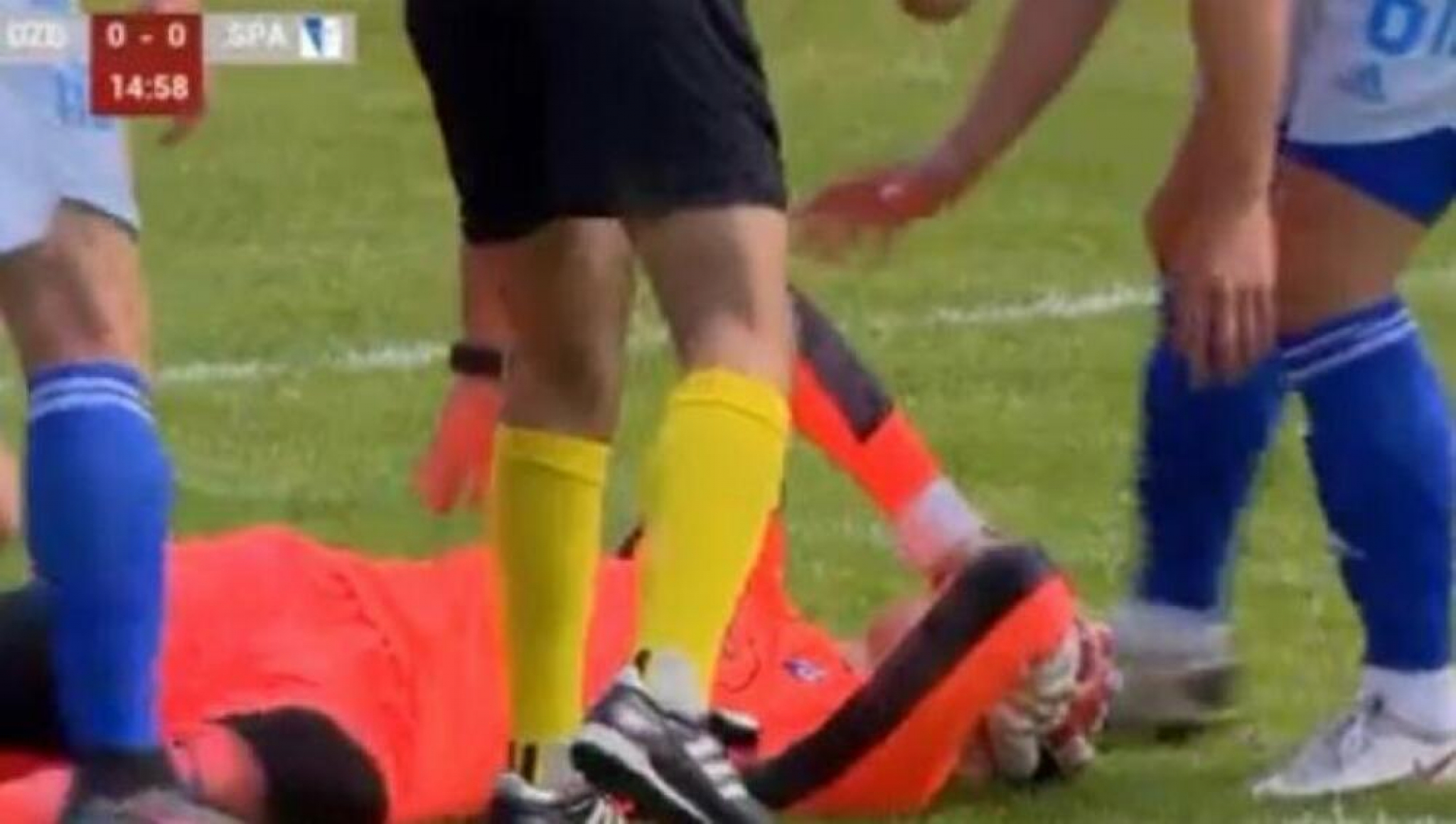 UNUK HRVATSKOG ZLOČINCA NOKAUTIRAN U SRBIJI! Uzeo broj 91 da bi se sećao dede, hitna pomoć morala da ga nosi sa terena! (FOTO)