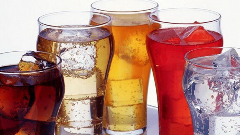 VIC DANA Stoji Mujo ispred automata za sokove...