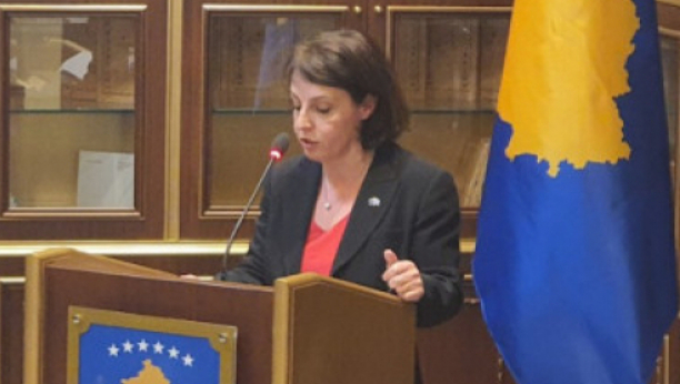 DONIKA GERVALA PREDMET SPRDNJE Predstavnica lažne države Kosovo pomešala zastave NATO i UN, ali to nije ono najgore (FOTO)