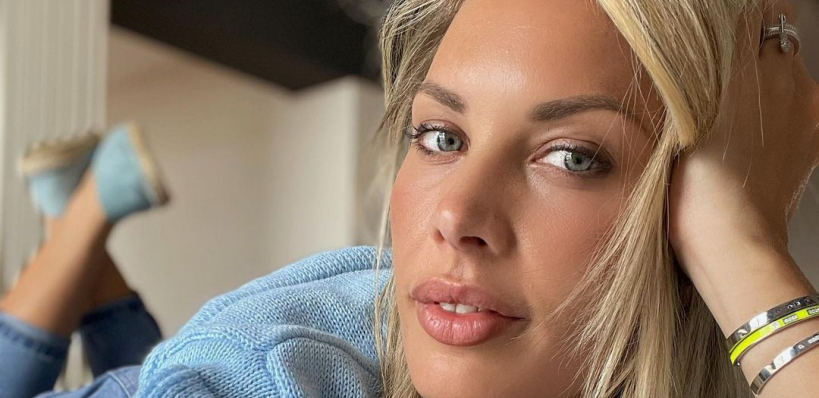 KAŽU DA JE NAJLEPŠA NA SVETU! Jarko zelene oči i plava bujna kosa: Ova Italijanka pleni izgledom gde god se pojavi, a zanimanje joj nikada nećete pogoditi! (FOTO)