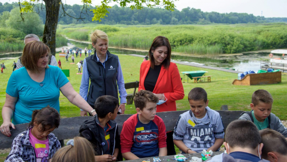 Vujović sa đacima u Obedskoj bari