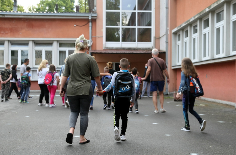 Učiteljica mi je rekla da moje dete ne ume da čita, i da je morao da nauči do polaska u školu! Sve više roditelja đaka prvaka plaća privatne časove svojoj deci, a ovo su razlozi
