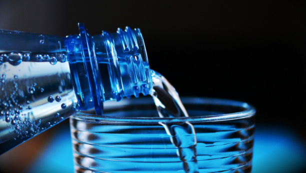 Naučnici otkrili: Evo da li je flaširana voda zaista bolja od česmovače