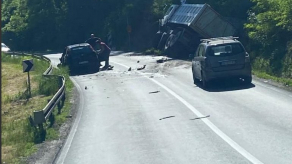 TEŠKA SAOBRAĆAJNA NESREĆA U BiH U sudaru kamiona i automobila poginule dve osobe